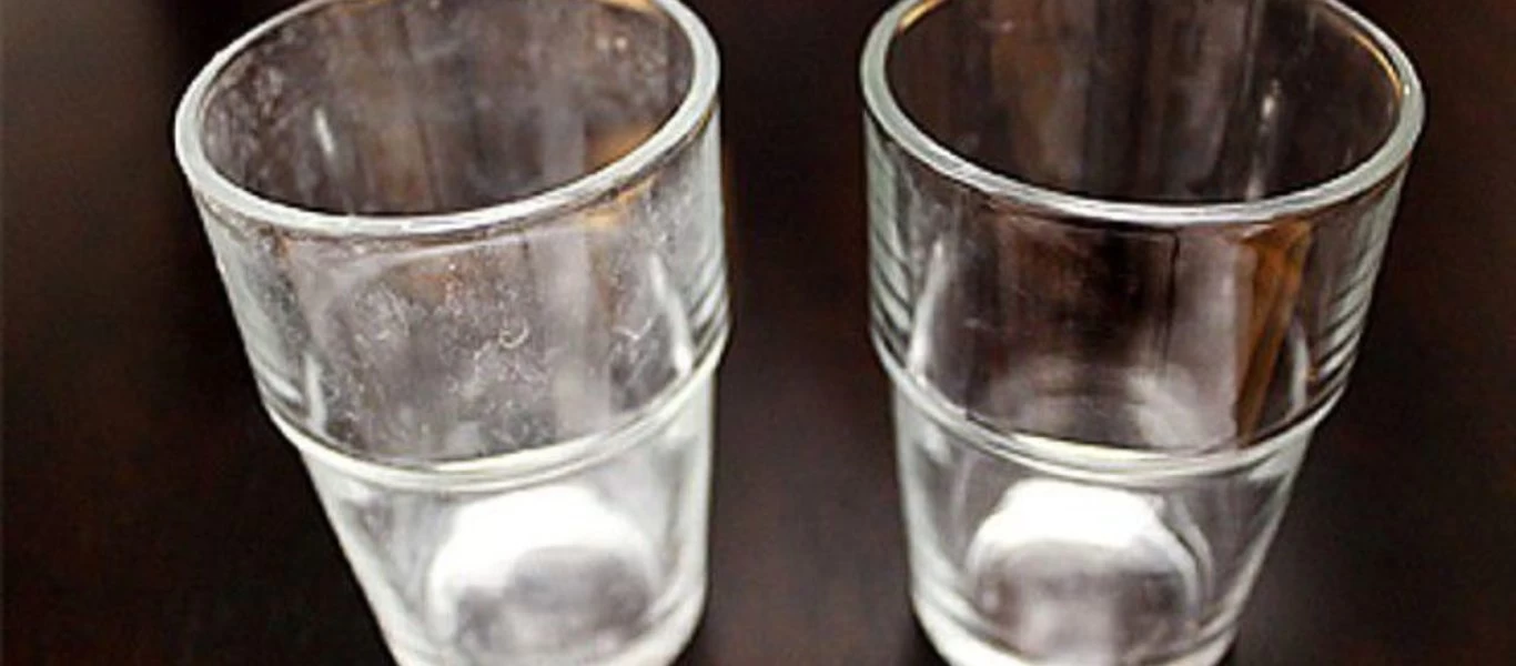 Να τι πρέπει να κάνετε για να λάμψουν ξανά τα θολά σας ποτήρια